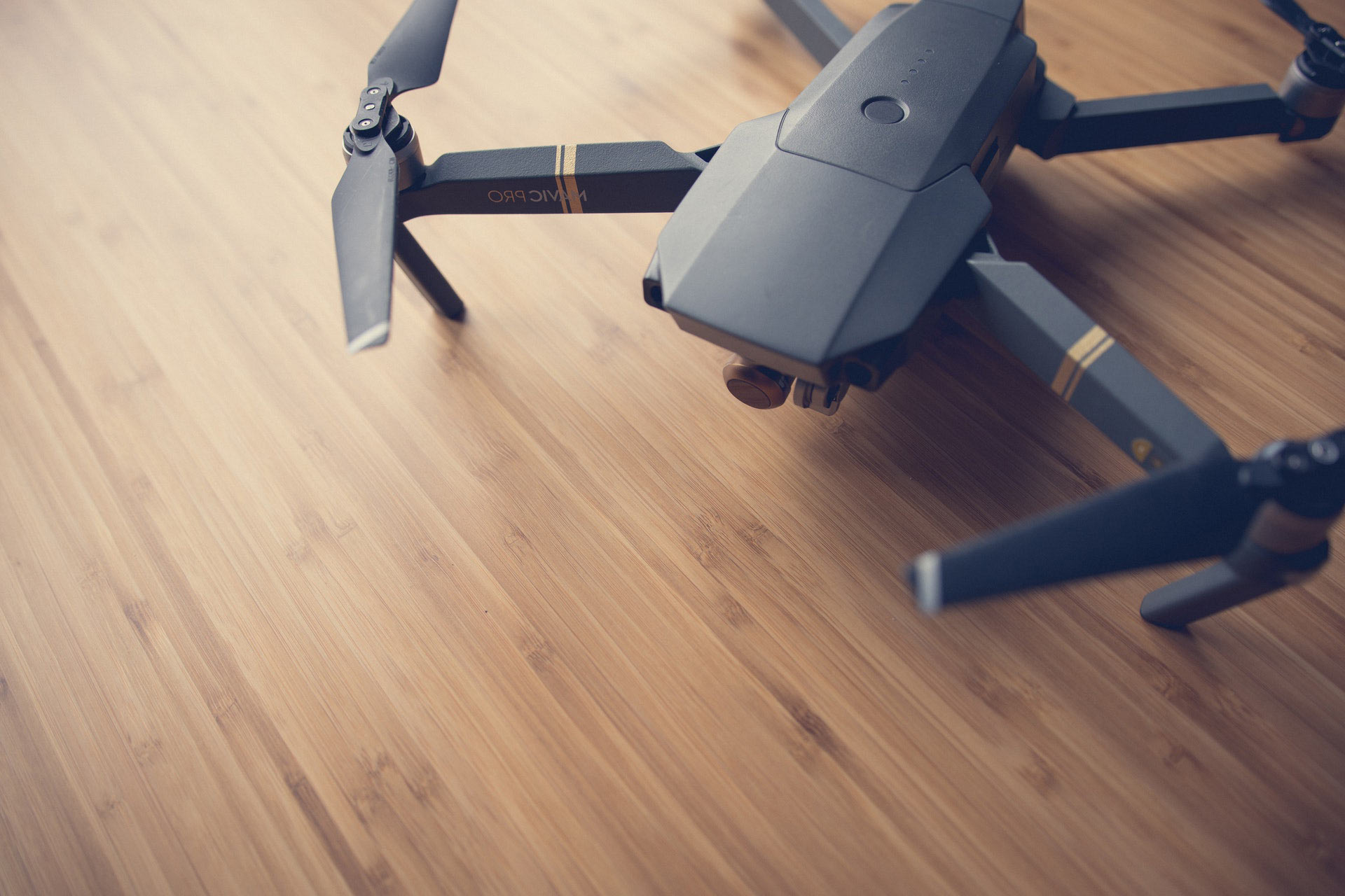 quadcopter-on-wooden-surface-1601217