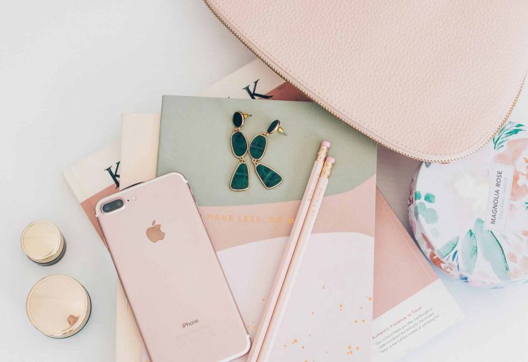 rose-gold-iphone-7-plus-beside-pencils-on-book-2897035